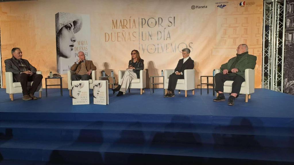 De izquierda a derecha: Juan Ramón Roca, Carlos Galiana, María Dueñas, Eliane Ortega y José Torroja en la presentación de 'Por si un día volvemos' en la Casa Mediterráneo. Foto: Javier Ocaña