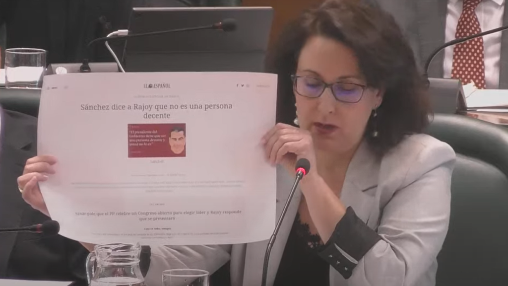 La concejal de Vox, Eva Torres, durante el pleno celebrado este jueves en el Ayuntamiento de Zaragoza.