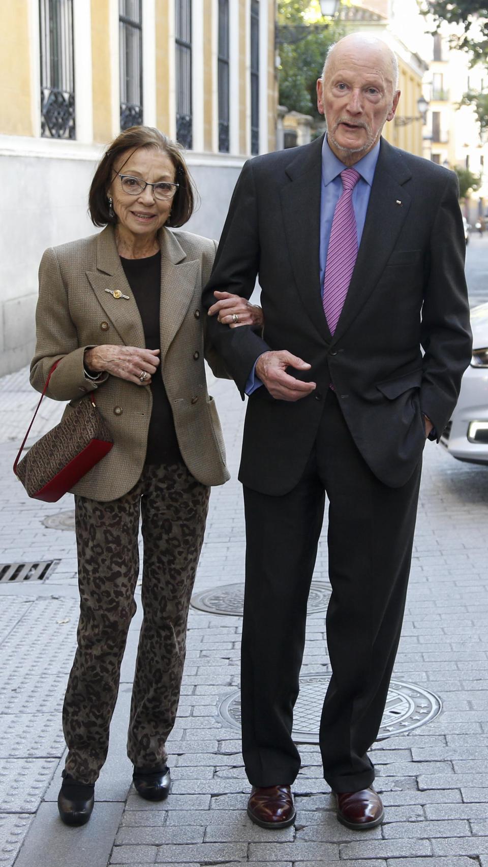 Simeón de Bulgaria, con su mujer, Margarita Gómez-Acebo, en las calles de Madrid en 2019.