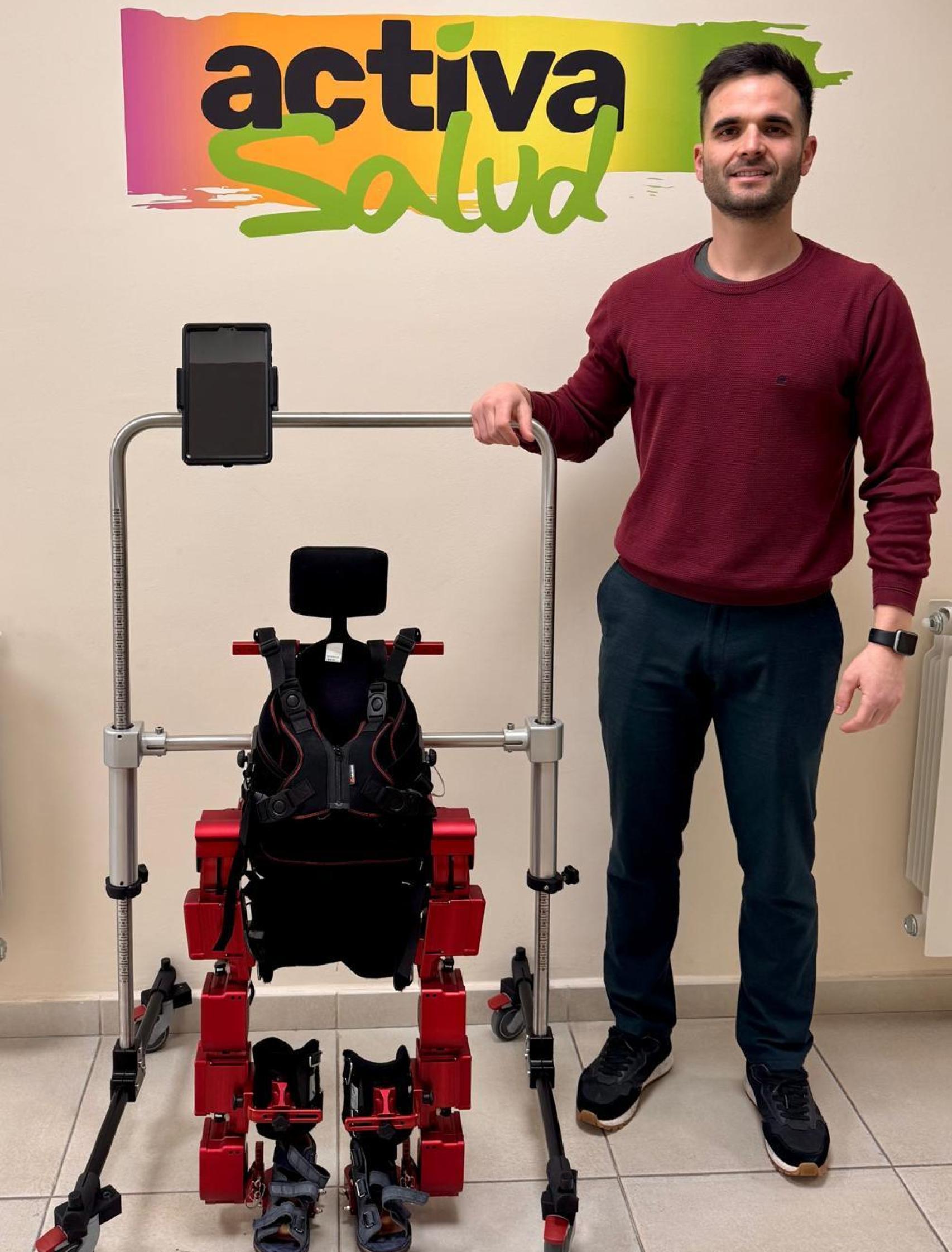 El profesor y fisioterapeuta Carlos Martín Sánchez, que trabaja con exoesqueletos en Aspace Salamanca