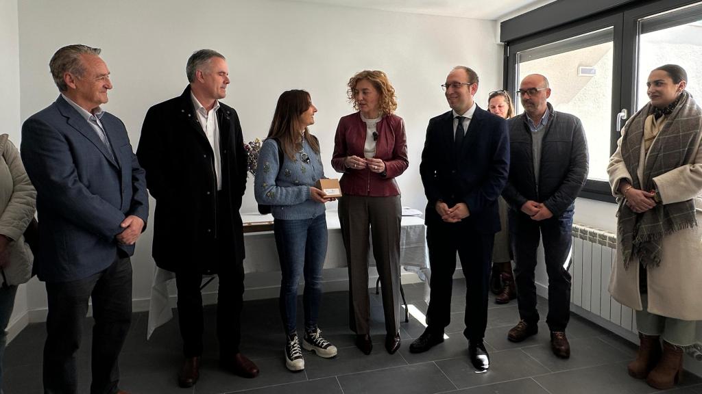 El alcalde de Ciudad Rodrigo, Marcos Iglesias, junto a otras autoridades durante la entrega de llaves