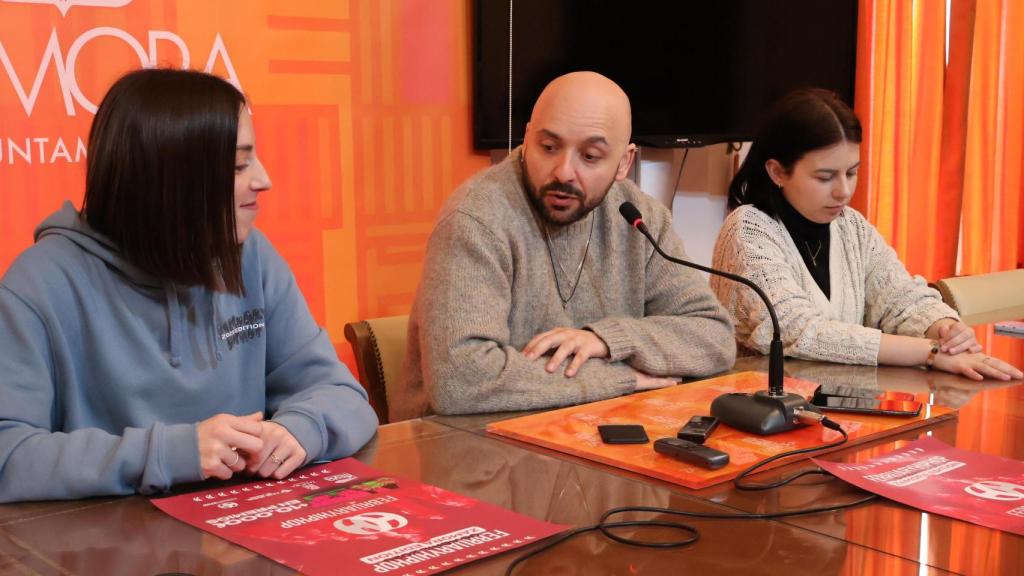 El concejal de Deportes, Manuel Alonso, durante la presentación junto a la técnico de comunicación de Caja Rural de Zamora, Laura Huertos; y Sara Lorden, directora técnica del campeonato