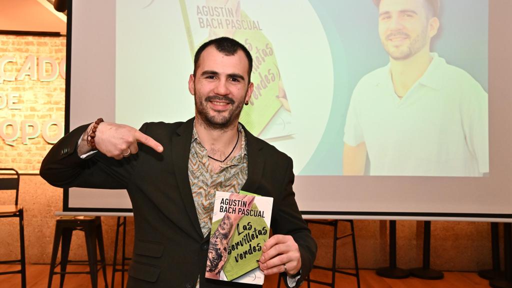 Agustín Bach Pascual en la presentación de su primer libro junto a su puesto del mercado de  San Leopoldo en Madrid.