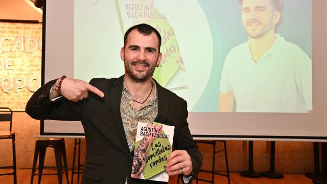 Agustín Bach Pascual en la presentación de su primer libro junto a su puesto del mercado de  San Leopoldo en Madrid.