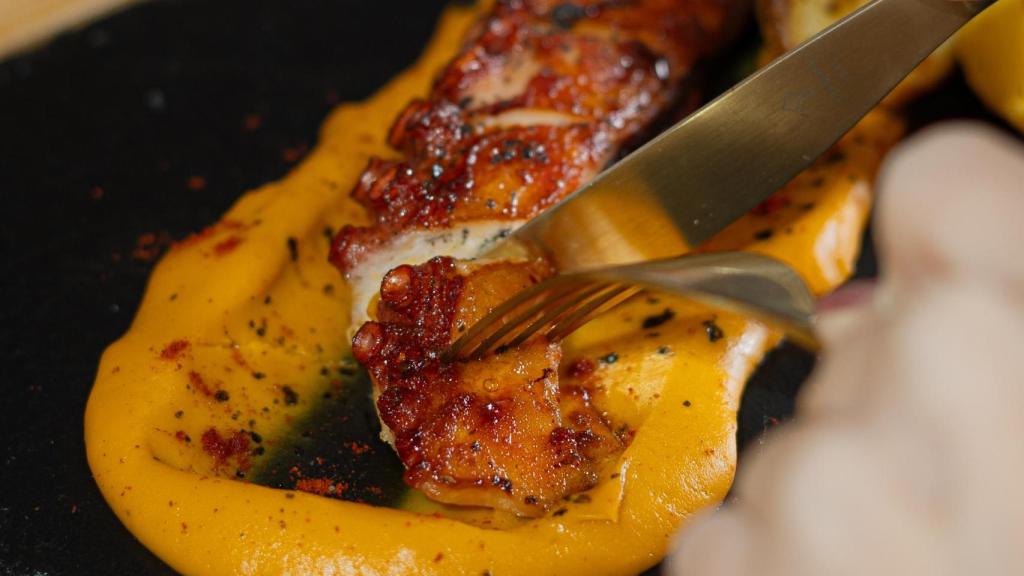 Pulpo a la parrilla con puré de boniato, del restaurante Escama. EE