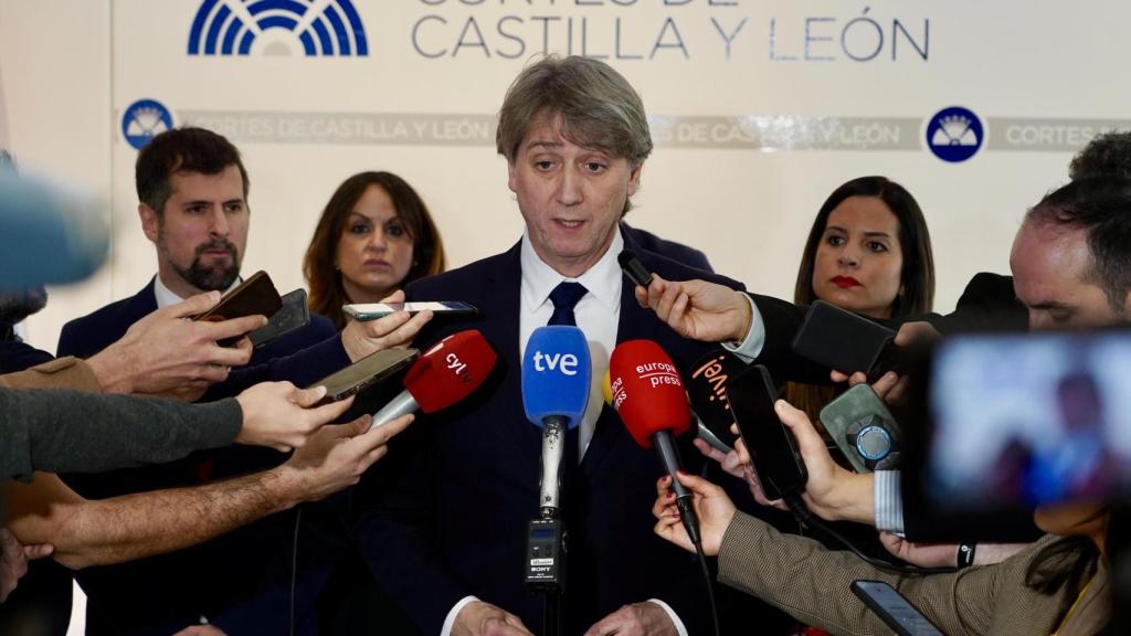 Carlos Martínez atiende a los medios el pasado miércoles en las Cortes