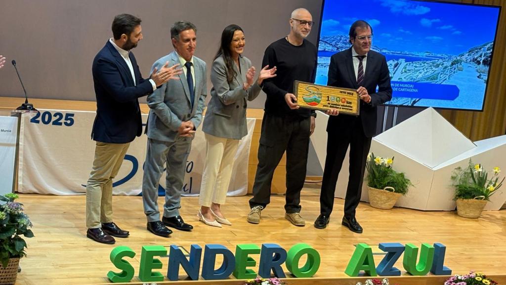 La entrega del premio 'Sendero Azul' a la Autoridad Portuaria de Cartagena, este miércoles.