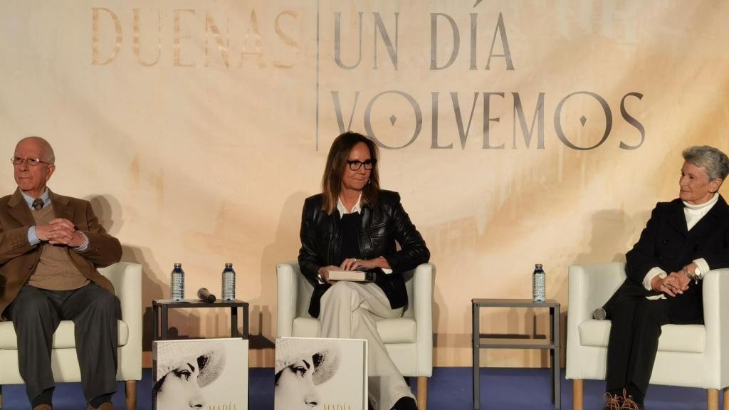 María Dueñas, en la presentación de este miércoles en Alicante junto a 'pieds noirs'.