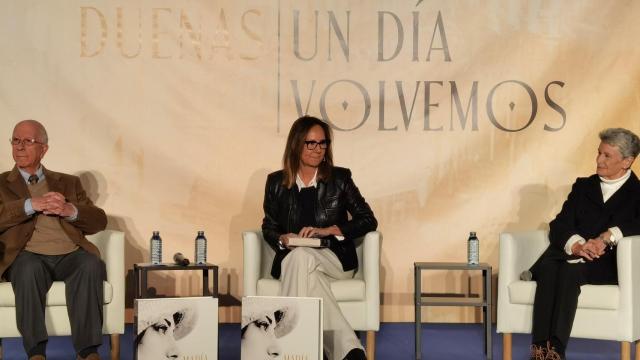 María Dueñas, en la presentación de este miércoles en Alicante junto a 'pieds noirs'.