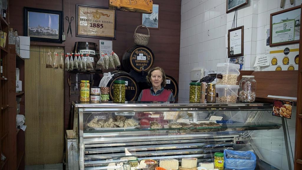 Toñi, al otro lado del mostrador.