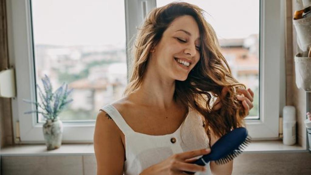 Mujer cepillándose el pelo.