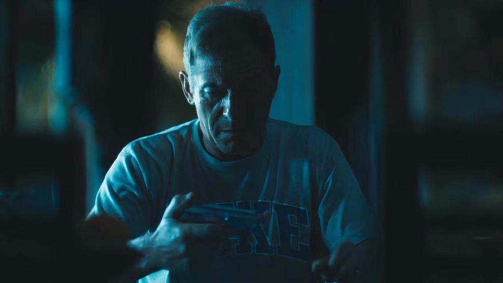 Jason Isaacs en una escena del sexto episodio de la tercera temporada de 'The White Lotus'.