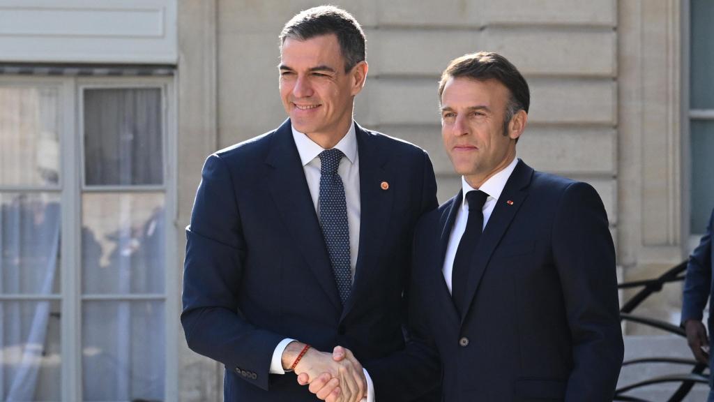 El presidente del Gobierno español, Pedro Sánchez, y el presidente de Francia, Emmanuel Macron, este jueves en París.