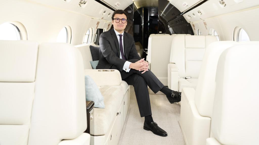 Carlos Matallana dentro de un avión privado.