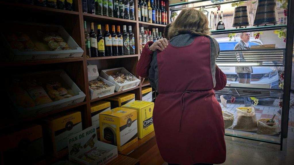 Una vecina abraza a Toñi.