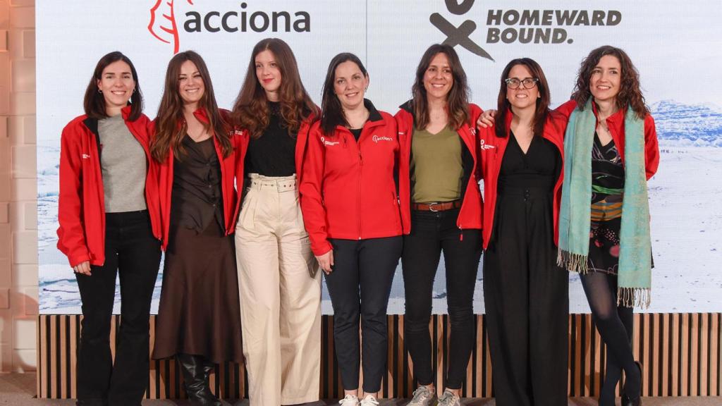 Siete de las ocho expedicionarias, entre ellas Rosa Castizo, que viajaron a la Antártida.