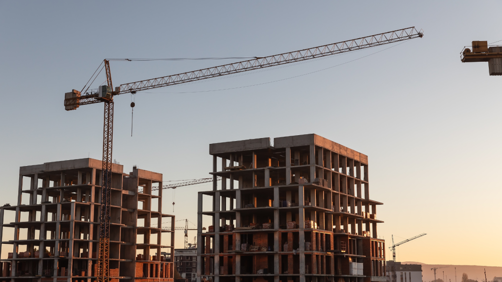 Dos edificios en construcción, en una imagen de Shutterstock.