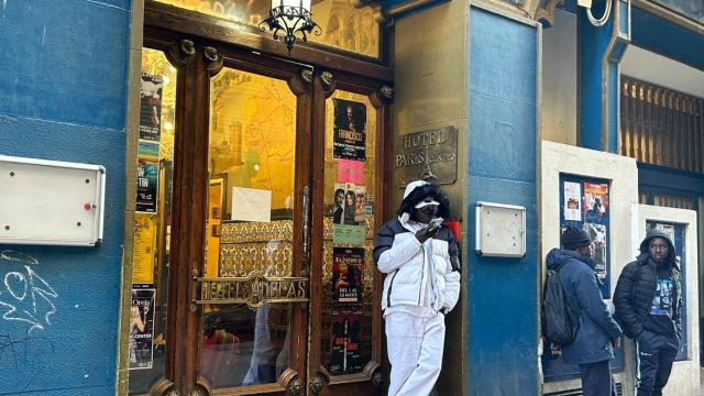 Algunos inmigrantes en el hotel París, en el barrio del Gancho de Zaragoza.