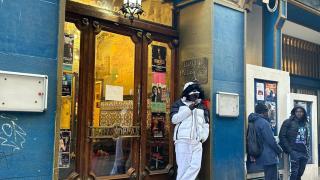 Algunos inmigrantes en el hotel París, en el barrio del Gancho de Zaragoza.