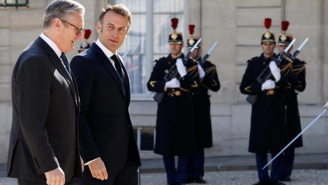 Macron y Starmer, antes de reunirse con otra treintena de líderes europeos en París.