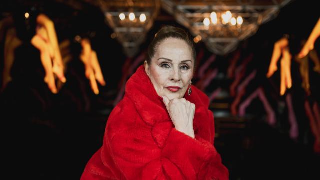 Puri, la madame de 71 años de Medias Puri en la entrada de su discoteca.