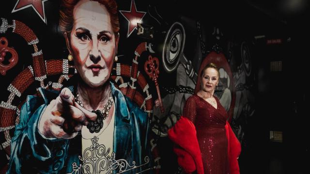 Puri en su mural 'Vota a Puri', situado dentro de la discoteca.