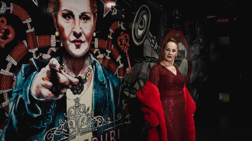 Puri en su mural 'Vota a Puri', situado dentro de la discoteca.