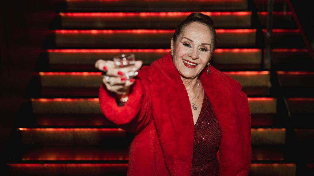 Puri brinda en las escaleras donde hacer su show cada fin de semana.