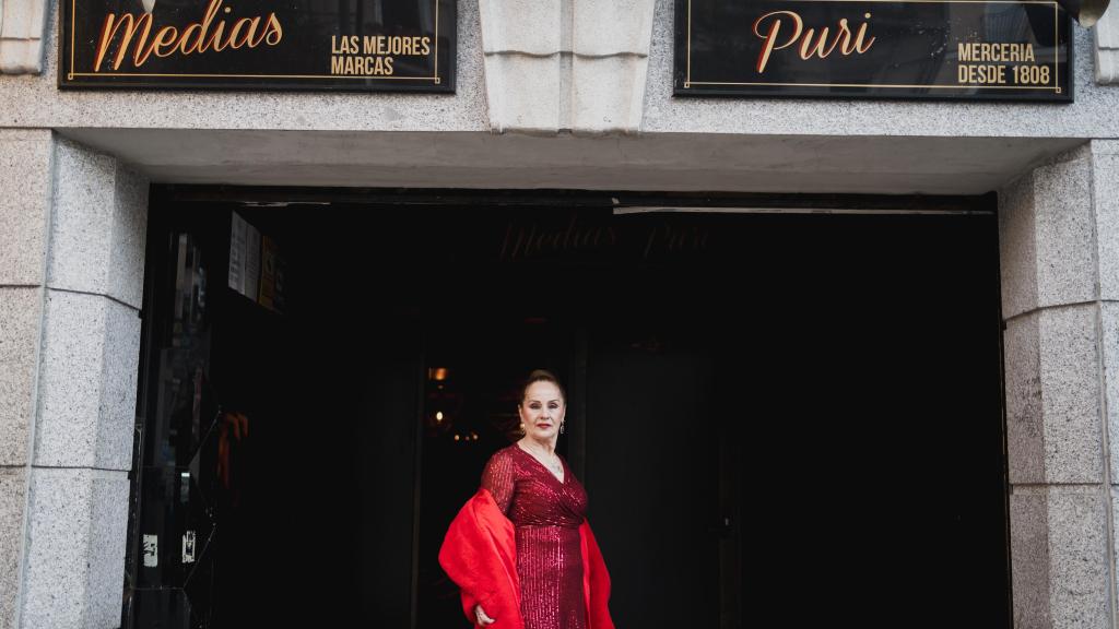 Puri en la entrada de su discoteca.