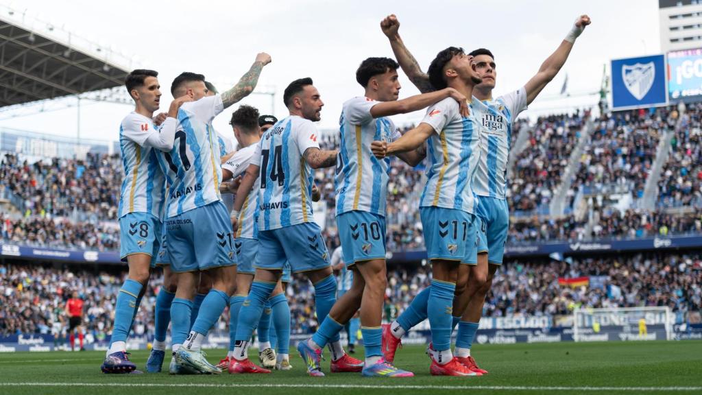 Los jugadores del Málaga CF celebran un gol contra el Racing de Ferrol