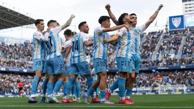 Los jugadores del Málaga CF celebran un gol contra el Racing de Ferrol
