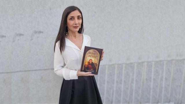 Espido Freire gana posa con la novela galardonada. Foto: Anaya
