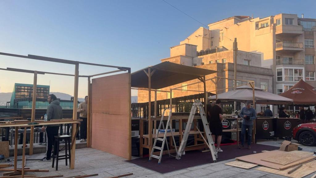 Vigo calienta motores para la Reconquista 2025: comienza el montaje de los puestos del mercado