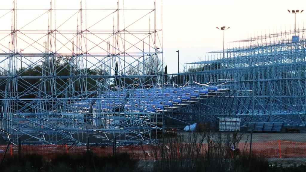 Obras del estadio portátil en el Parking Norte