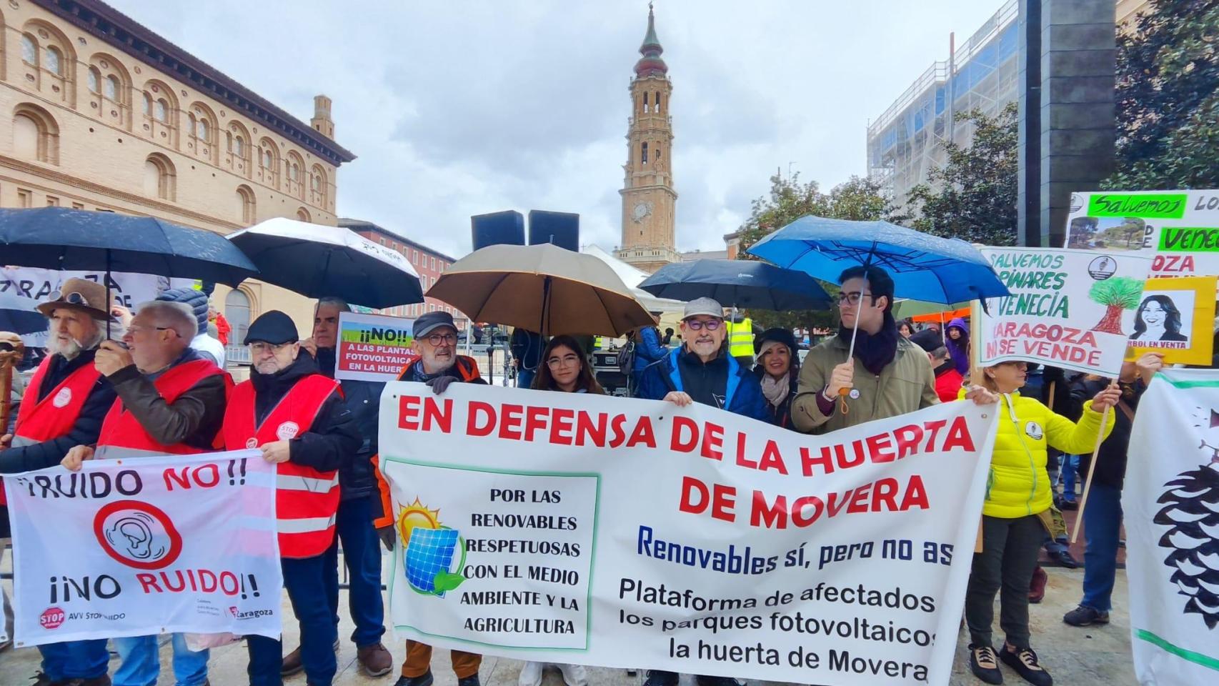 Miembros de la plataforma en la manifestación de 'Zaragoza no se vende' el pasado domingo.