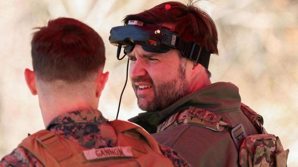 JD Vance visita a una unidad de marines en Virginia.