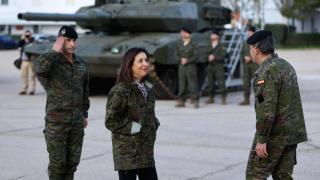 La ministra de Defensa, Margarita Robles saluda a su llegada a la base militar 'El Goloso'.