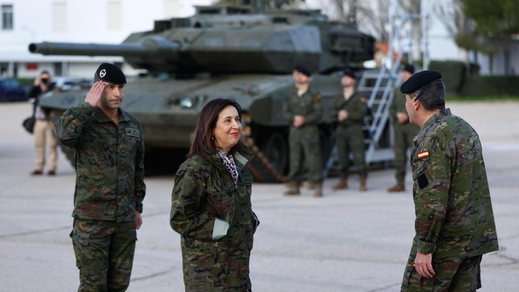 La ministra de Defensa, Margarita Robles saluda a su llegada a la base militar 'El Goloso'.