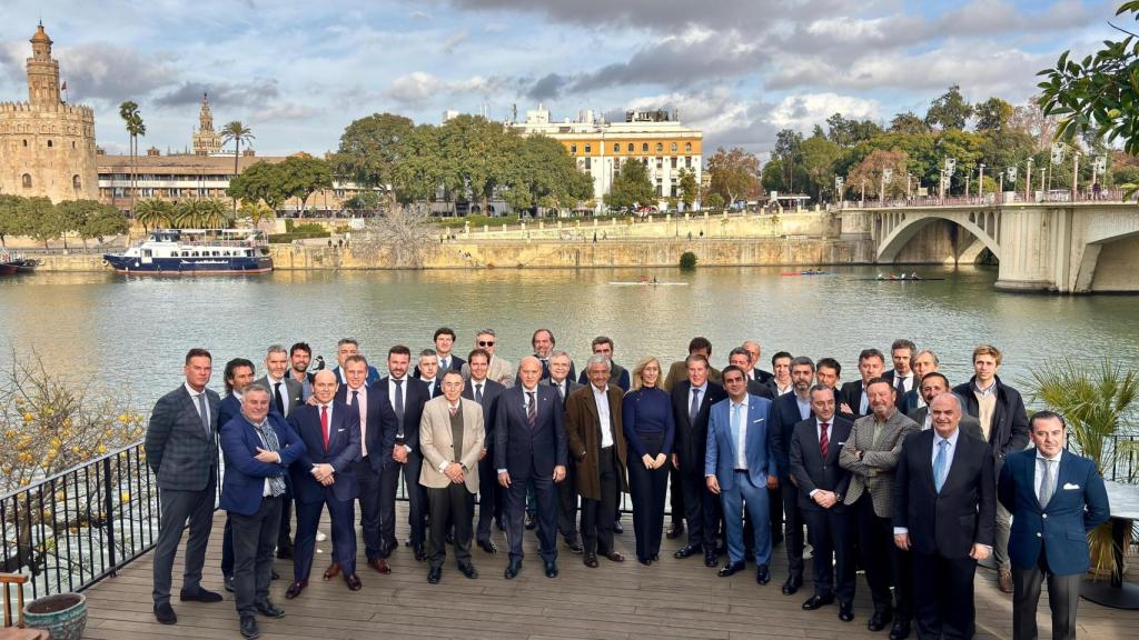 Del Nido Benavente rodeado de los empresarios que le apoyan, en enero en Sevilla.