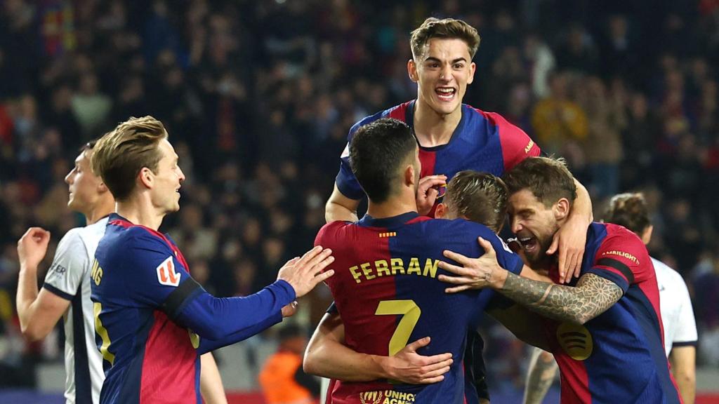 Los jugadores del FC Barcelona celebran el gol de Dani Olmo a Osasuna