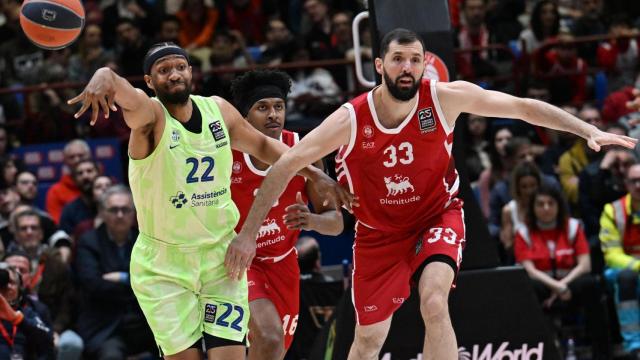 Jabari Parker juega un balón ante Mirotic.