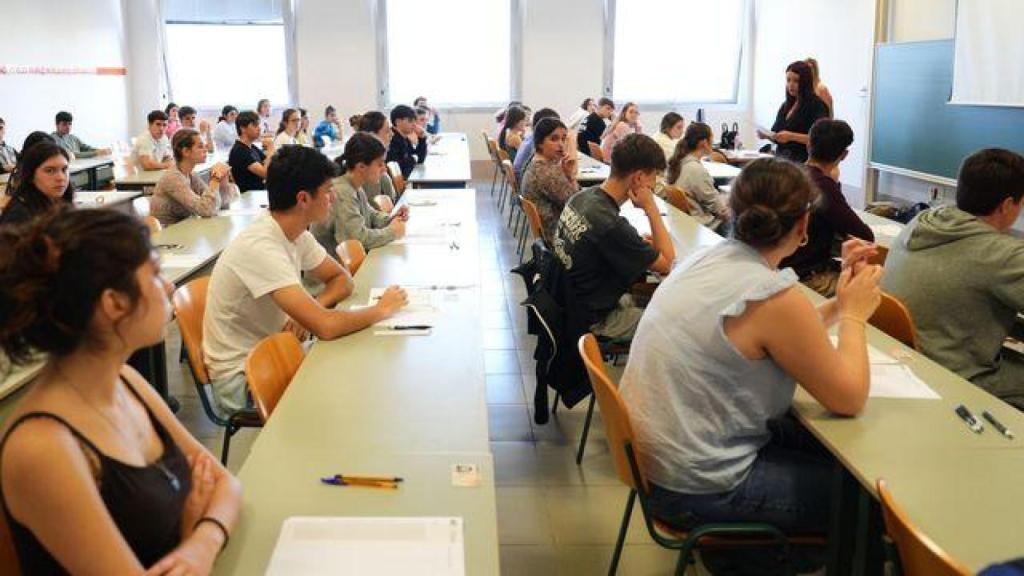 Imagen de archivo de un grupo de estudiantes en una clase.