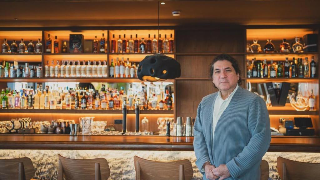 Gastón Acurio frente a la barra donde desfilarán muchos piscos.
