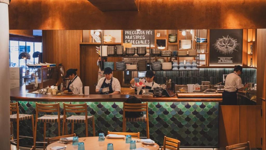 El interiorismo de La Mar Madrid está inspirado en una cevichería peruana.