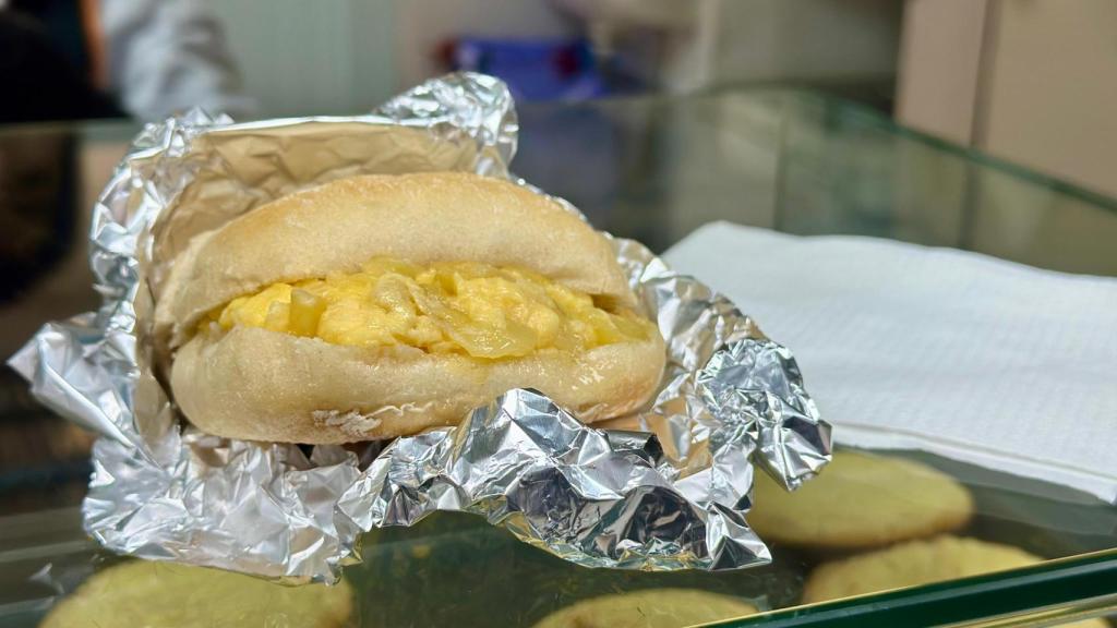 Así es el bocadillo de tortilla de Madrid por 2,80€ del que todo el mundo habla: Podemos vender hasta 500 diarios