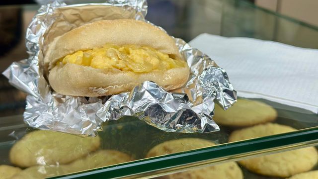 Así es el bocadillo de tortilla de Madrid por 2,80€ del que todo el mundo habla: Podemos vender hasta 500 diarios