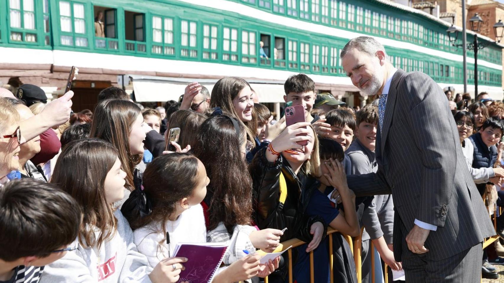 Almagro recibe con emoción y cariño a Felipe VI: besos, abrazos y muchas fotos