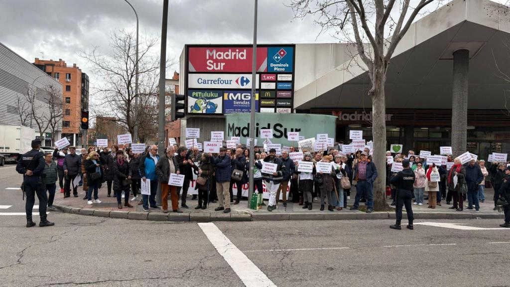 Concentración de los vecinos de Ciempozuelos frente a la Asamblea de Madrid durante la sesión plenaria.