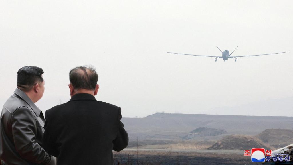 Kim Jong-Un (izqda) supervisando la prueba de vuelo del dron suicida con IA.