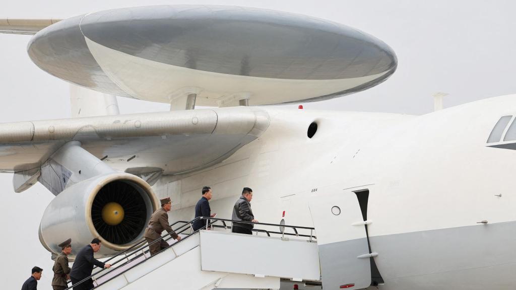Kim Jong-Un subiendo al avión